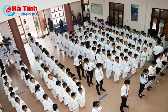 photo man nhan man len dai cua 450 vo si nhi