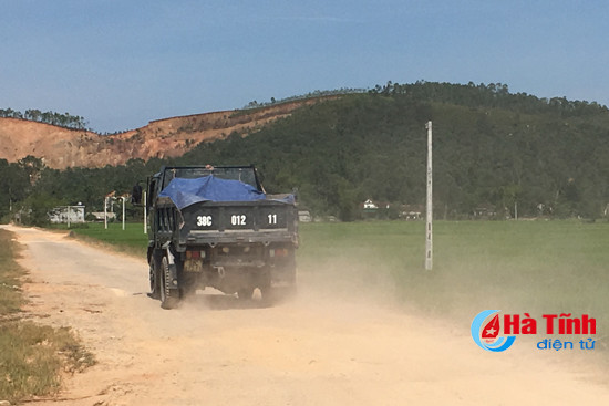 video xe tai cho dat da bam nat duong lien huyen