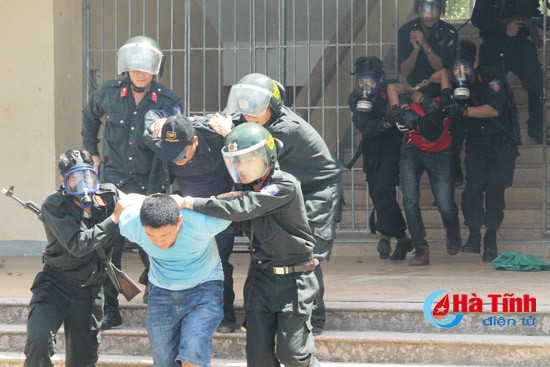 photo gay can man giai cuu con tin tai ubnd huyen vu quang