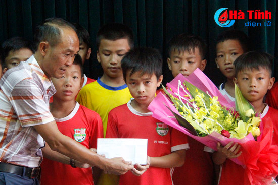 gap mat doi bong da nhi dong ptf ha tinh truoc gio du giai toan quoc 2017