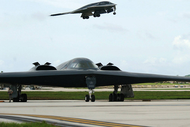 can canh can cu khong quan va hai quan guam cung cac vu khi cua my