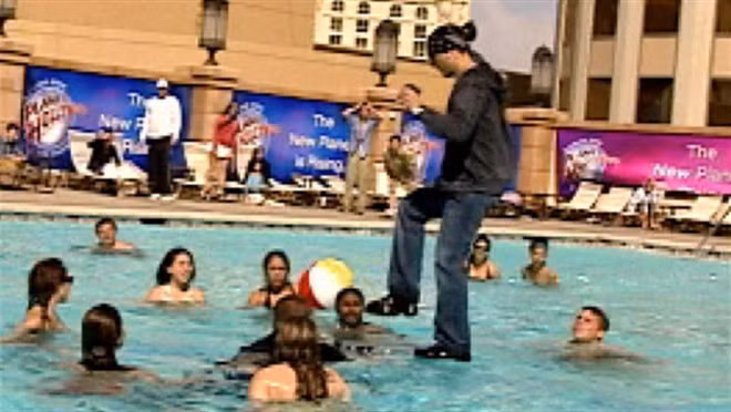 lat tay man ao thuat buoc di tren mat nuoc khien nguoi xem phai ha hoc mom