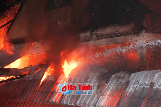 video chay lon o quan karaoke doi sim nghi xuan