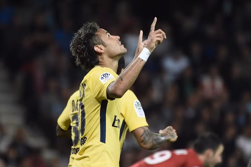 neymar ghi ban kien tao trong tran ra mat psg