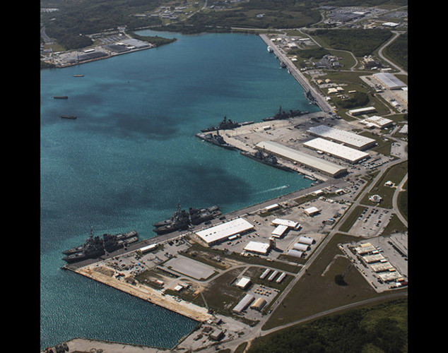 can canh can cu khong quan va hai quan guam cung cac vu khi cua my