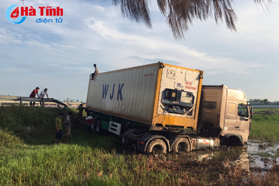 no lop xe container dam bay ta luy duong lao xuong ruong