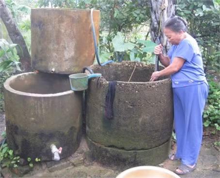 Người dân Thạch Tân phải lọc đến 3 lớp bể nhưng nước vẫn không thể ăn uống được