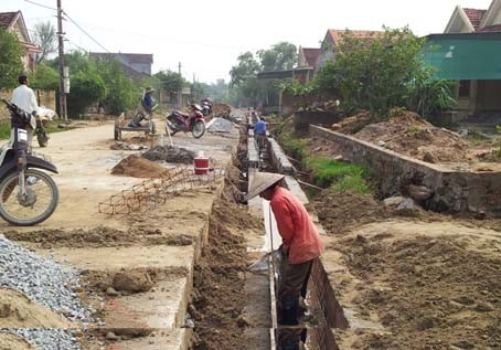 Nhân dân xã Thuận Lộc hiến hàng ngàn mét vuông đất để xây dựng đường bê tông... Nhân dân xã Thuận Lộc hiến hàng ngàn mét vuông đất để xây dựng đường bê tông...