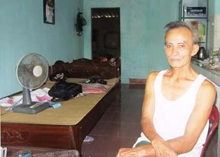 Ông Viên, người đang hàng ngày phải điều trị bằng loại thuốc đắt tiền để kéo dài sự sống chống chọi với bệnh ung thư vòm họng.