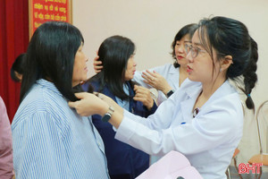 Trao 50 bộ tóc giả cho bệnh nhân ung thư 