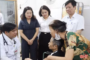 1.500 người dân Hà Tĩnh được bác sĩ Bệnh viện Bạch Mai khám, cấp thuốc miễn phí