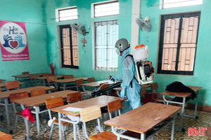 Khẩn trường tiêu độc, khử trùng môi trường sau mưa lũ