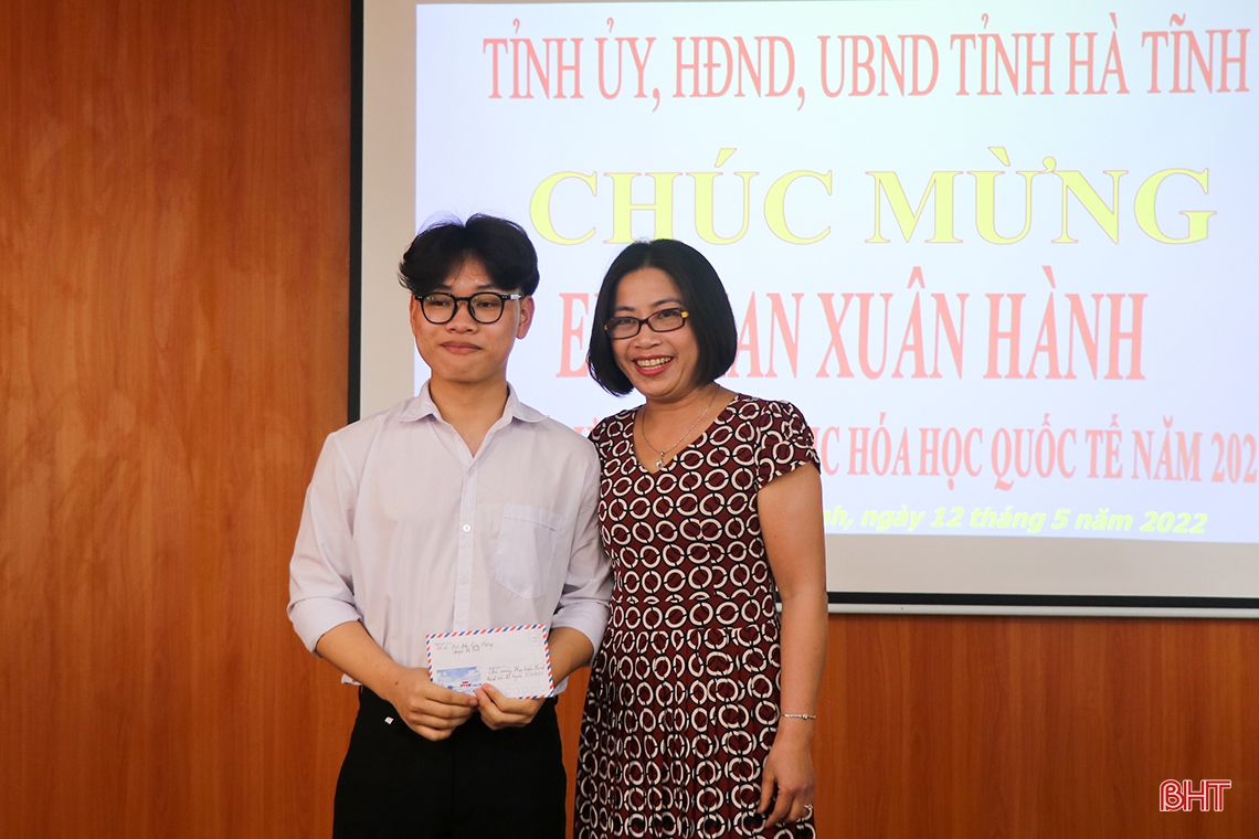 Lãnh đạo tỉnh chúc mừng học sinh Hà Tĩnh tham dự Kỳ thi Olympic Hóa học Quốc tế năm 2022