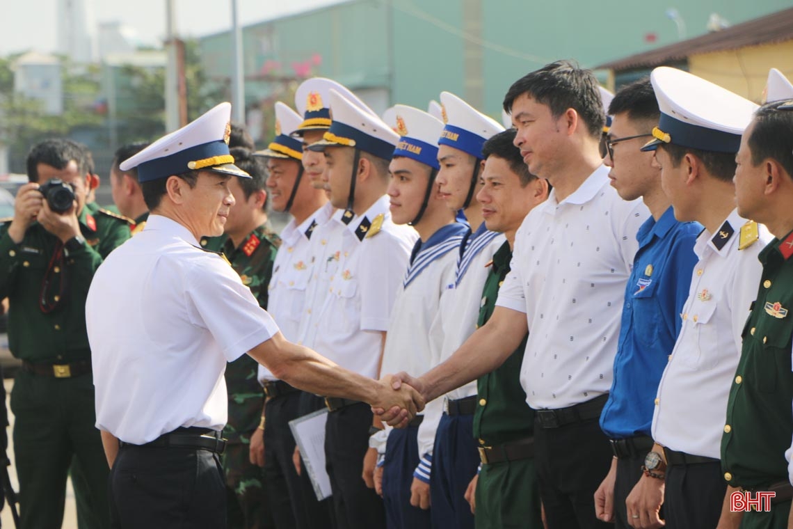Hơn 22 tấn hàng hóa, thực phẩm mang xuân đến cán bộ, chiến sĩ Nhà giàn DK1