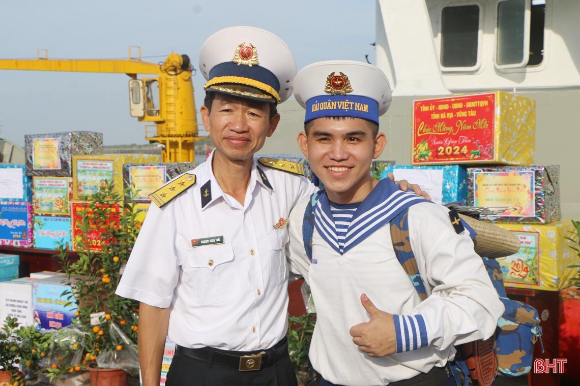 Hơn 22 tấn hàng hóa, thực phẩm mang xuân đến cán bộ, chiến sĩ Nhà giàn DK1
