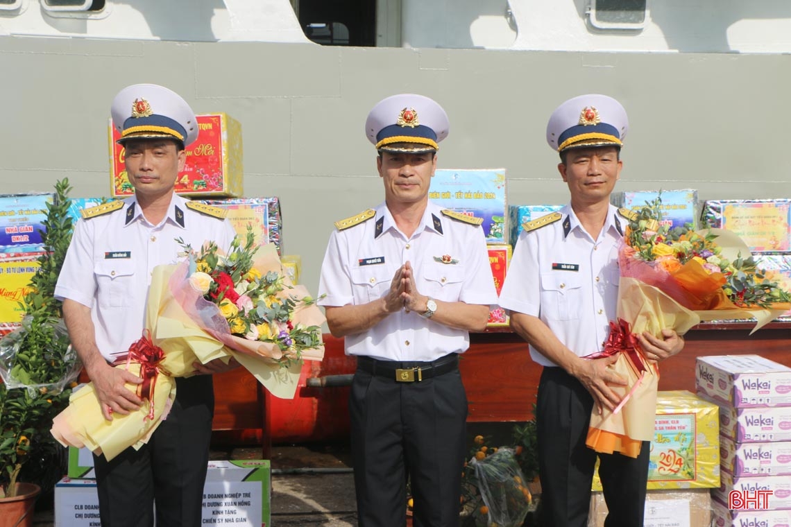 Hơn 22 tấn hàng hóa, thực phẩm mang xuân đến cán bộ, chiến sĩ Nhà giàn DK1