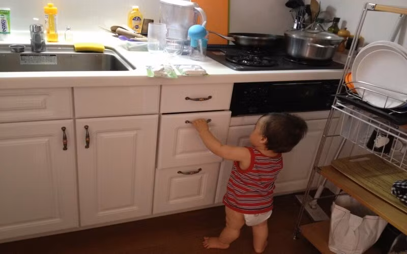 Cách giữ an toàn cho trẻ trong nhà bếp