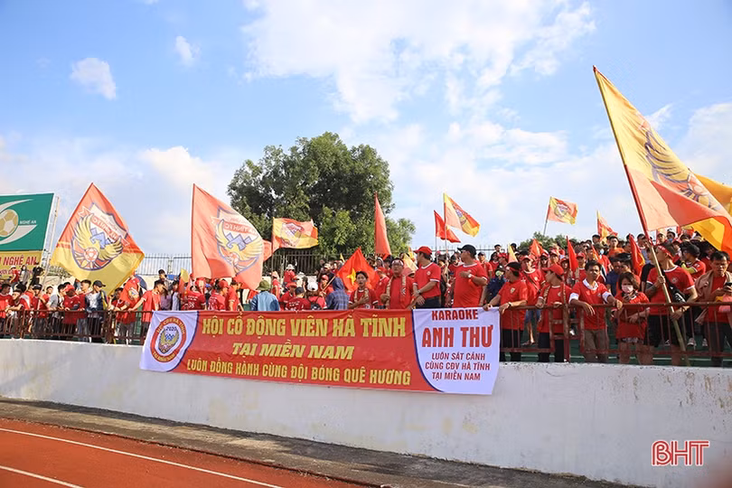 Cổ động viên Hà Tĩnh và Nghệ An cùng diễu hành tiếp lửa cho derby