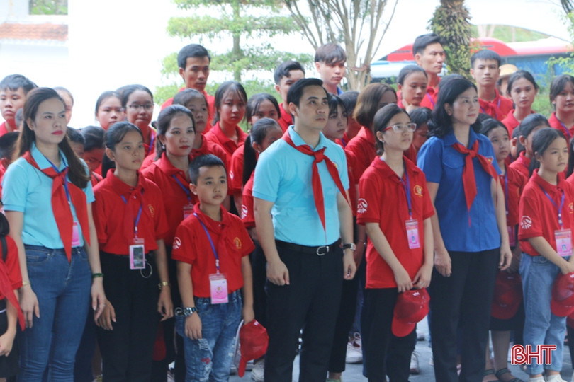Hơn 180 đại biểu Cháu ngoan Bác Hồ giao lưu “Tiếp lửa truyền thống” với cựu TNXP Hà Tĩnh