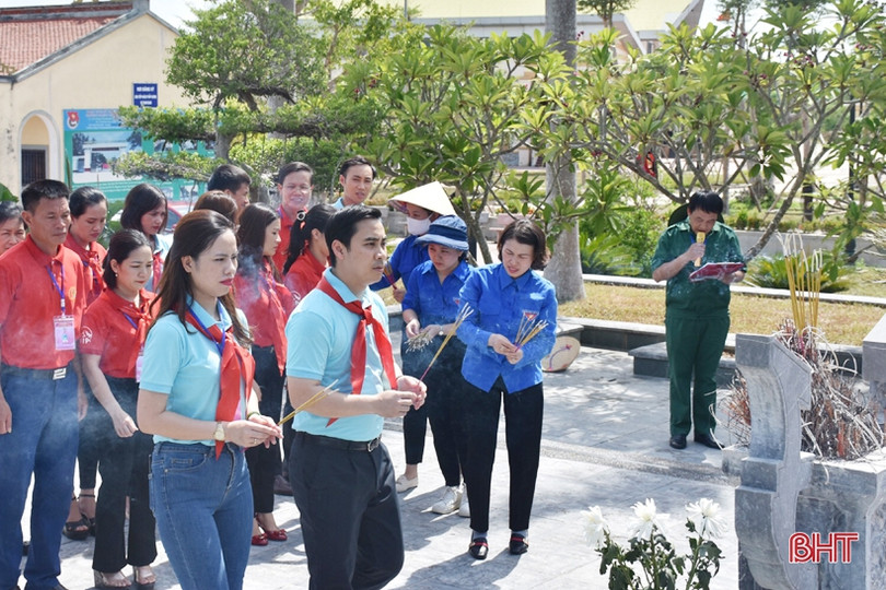Hơn 180 đại biểu Cháu ngoan Bác Hồ giao lưu “Tiếp lửa truyền thống” với cựu TNXP Hà Tĩnh