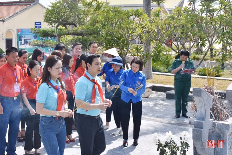 Hơn 180 đại biểu Cháu ngoan Bác Hồ giao lưu “Tiếp lửa truyền thống” với cựu TNXP Hà Tĩnh