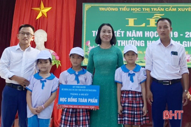 Học sinh nghèo huyện Cẩm Xuyên được học ngoại ngữ miễn phí trong 2 năm