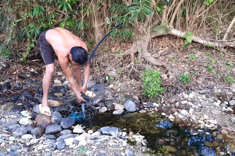 Giếng cạn, hàng trăm người dân vùng thượng ở Hà Tĩnh “liều” gánh nước suối ô nhiễm về dùng
