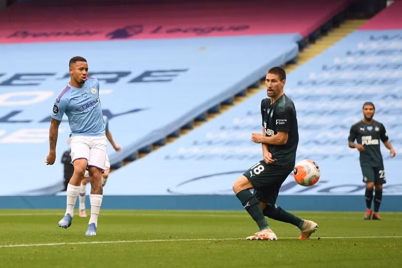 Man City nhấn chìm Newcastle 5-0