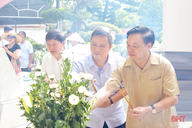 Ban Tuyên giáo Trung ương trao sổ tiết kiệm cho gia đình chính sách Can Lộc