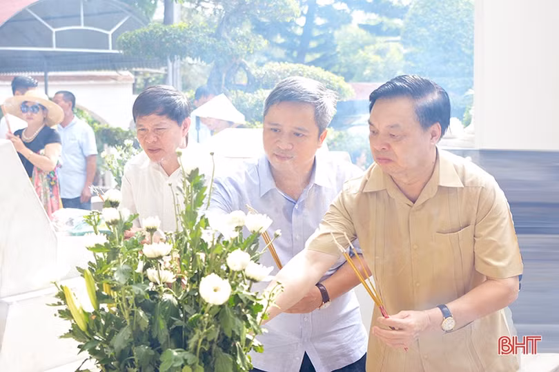 Ban Tuyên giáo Trung ương trao sổ tiết kiệm cho gia đình chính sách Can Lộc