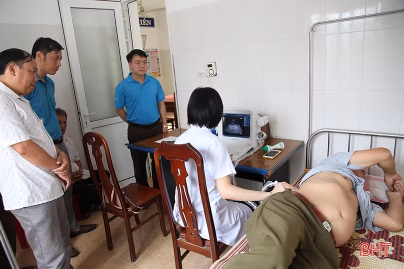 Khám, cấp phát thuốc cho cựu thanh niên xung phong, thương bệnh binh Hà Tĩnh