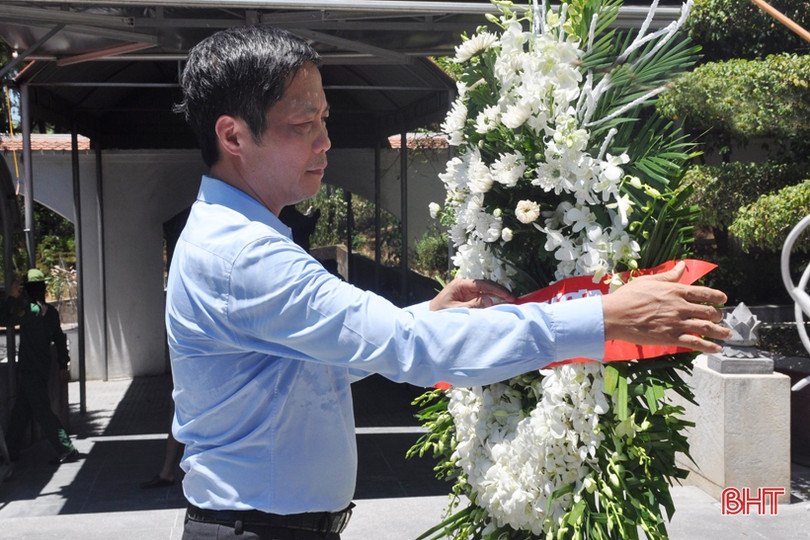 Bộ trưởng Bộ Công thương dâng hương tại Ngã ba Đồng Lộc, trao 400 triệu đồng cho Quỹ Đền ơn đáp nghĩa Hà Tĩnh