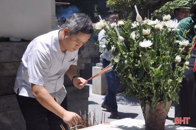 Bộ trưởng Bộ Công thương dâng hương tại Ngã ba Đồng Lộc, trao 400 triệu đồng cho Quỹ Đền ơn đáp nghĩa Hà Tĩnh