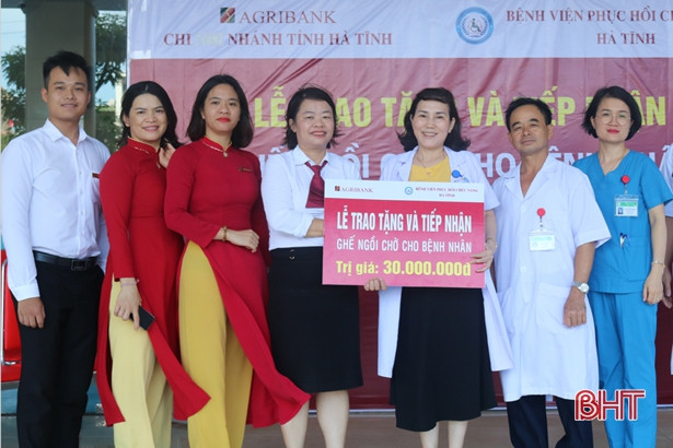 Trao tặng 18 dãy ghế chờ cho Bệnh viện Phục hồi chức năng Hà Tĩnh