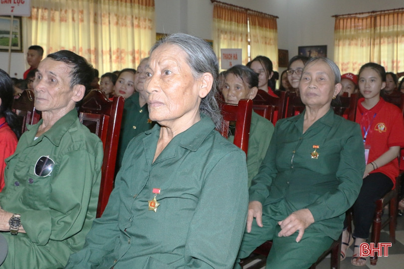 Hơn 180 đại biểu Cháu ngoan Bác Hồ giao lưu “Tiếp lửa truyền thống” với cựu TNXP Hà Tĩnh