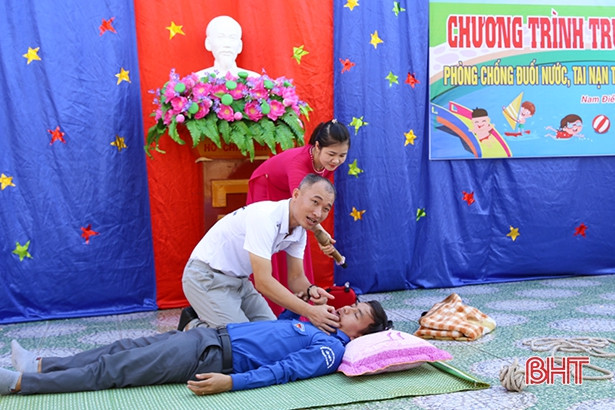 Học sinh trường miền núi Thạch Hà học cách phòng tránh đuối nước