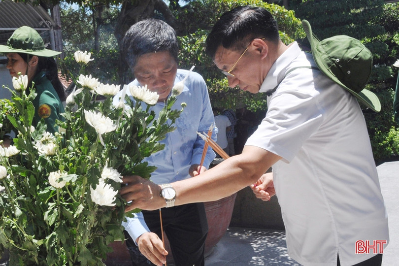 Bộ trưởng Bộ Công thương dâng hương tại Ngã ba Đồng Lộc, trao 400 triệu đồng cho Quỹ Đền ơn đáp nghĩa Hà Tĩnh