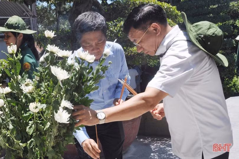 Bộ trưởng Bộ Công thương dâng hương tại Ngã ba Đồng Lộc, trao 400 triệu đồng cho Quỹ Đền ơn đáp nghĩa Hà Tĩnh