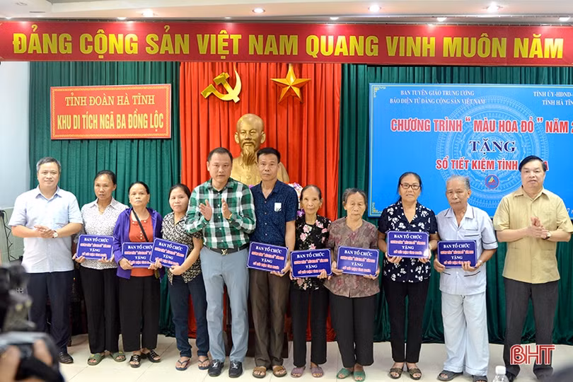 Ban Tuyên giáo Trung ương trao sổ tiết kiệm cho gia đình chính sách Can Lộc