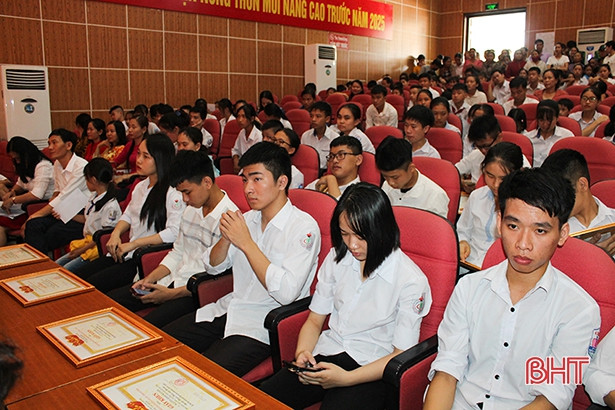 Can Lộc khen thưởng 154 học sinh giỏi các cấp năm học 2019 - 2020
