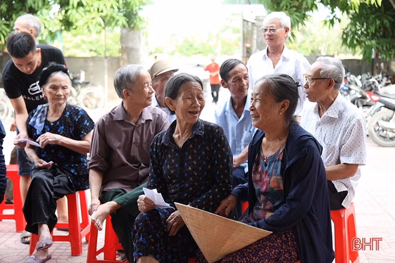 Khám, cấp phát thuốc cho cựu thanh niên xung phong, thương bệnh binh Hà Tĩnh