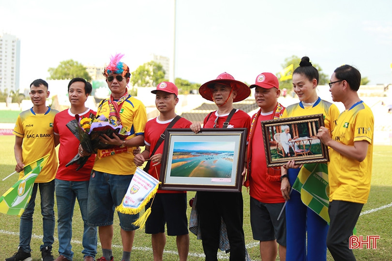 Cổ động viên Hà Tĩnh và Nghệ An cùng diễu hành tiếp lửa cho derby