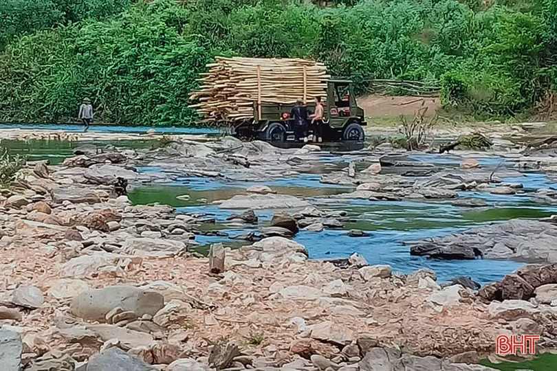 Giếng cạn, hàng trăm người dân vùng thượng ở Hà Tĩnh “liều” gánh nước suối ô nhiễm về dùng