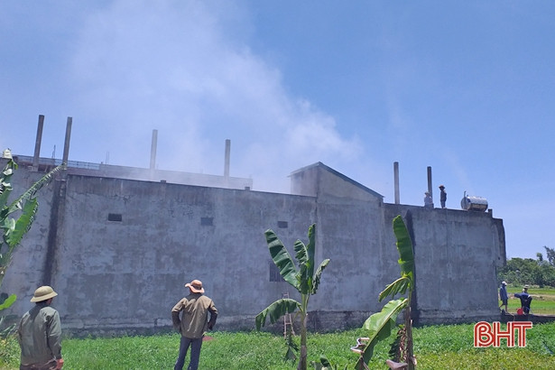 Cháy nhà chứa phế liệu ở Lộc Hà