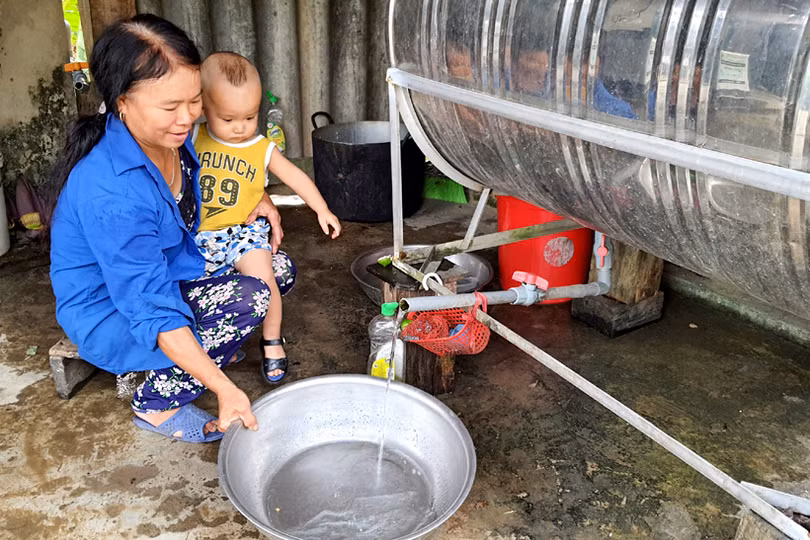 Giếng cạn, hàng trăm người dân vùng thượng ở Hà Tĩnh “liều” gánh nước suối ô nhiễm về dùng