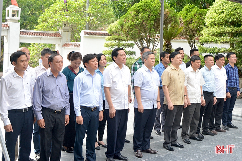 Ban Tuyên giáo Trung ương trao sổ tiết kiệm cho gia đình chính sách Can Lộc