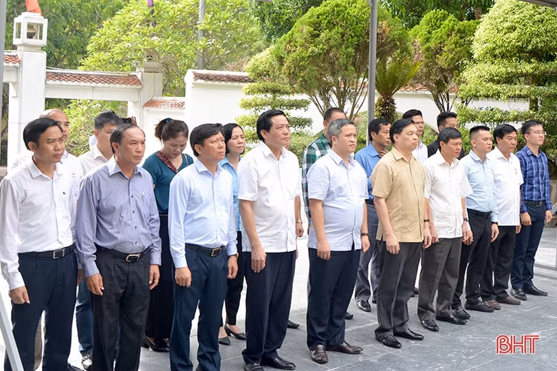 Ban Tuyên giáo Trung ương trao sổ tiết kiệm cho gia đình chính sách Can Lộc