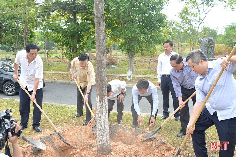 Ban Tuyên giáo Trung ương trao sổ tiết kiệm cho gia đình chính sách Can Lộc