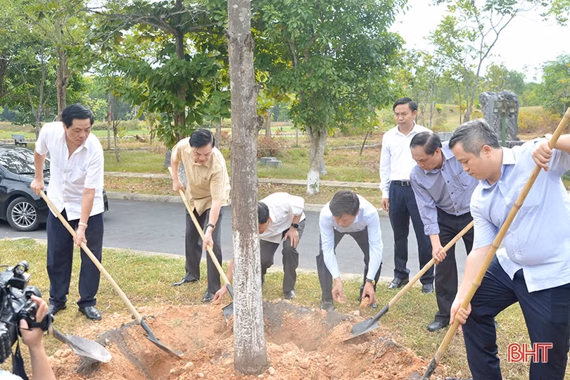 Ban Tuyên giáo Trung ương trao sổ tiết kiệm cho gia đình chính sách Can Lộc