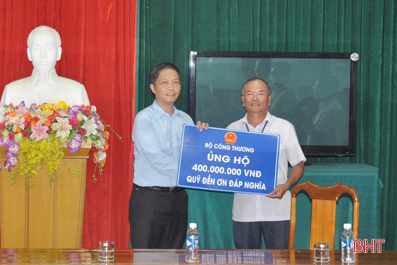 Bộ trưởng Bộ Công thương dâng hương tại Ngã ba Đồng Lộc, trao 400 triệu đồng cho Quỹ Đền ơn đáp nghĩa Hà Tĩnh